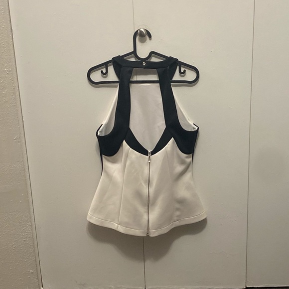 ❤️ XOXO Black and White Fit Flare Sleeveless Shirt - Picture 2 of 2